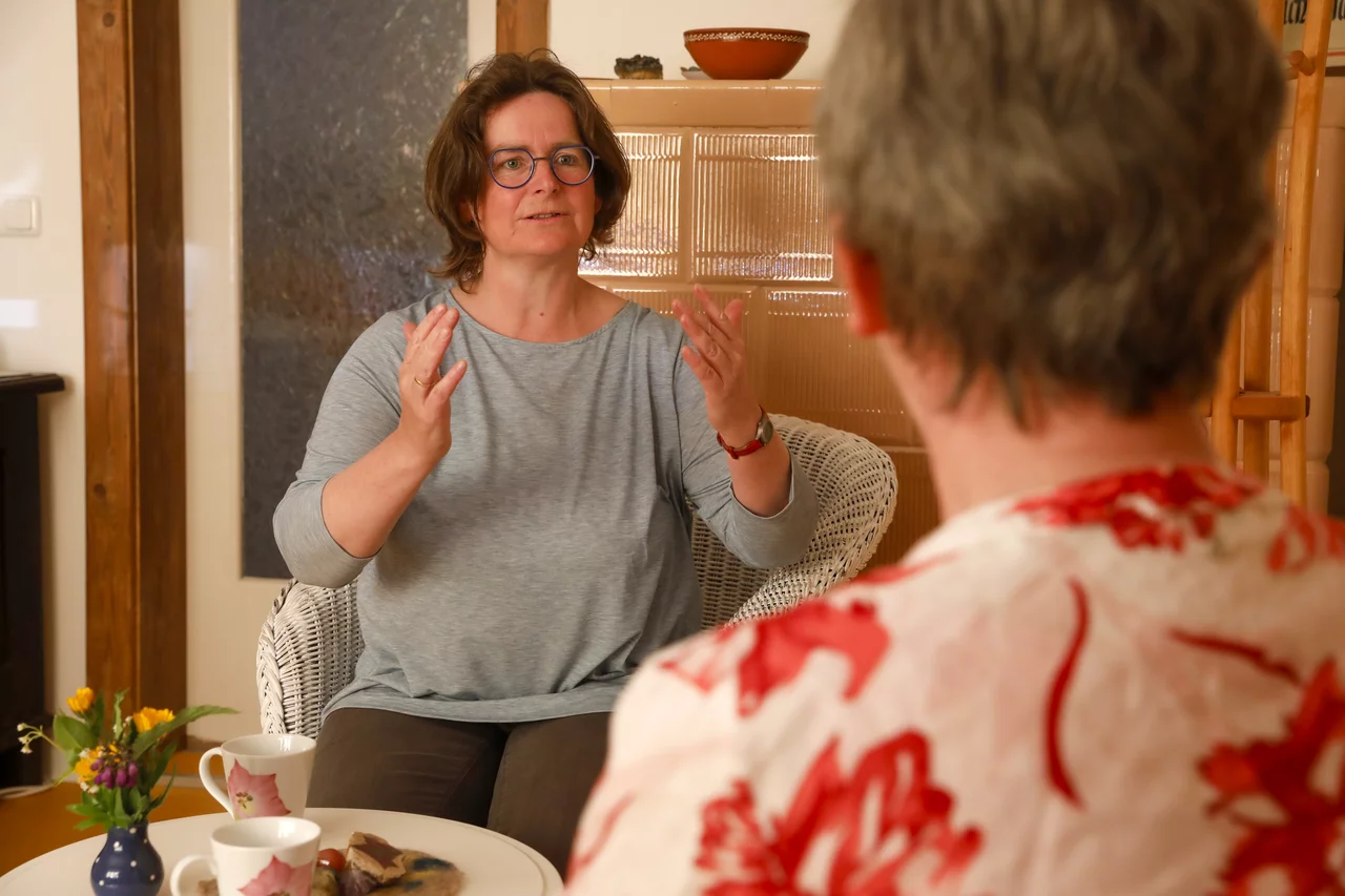 Ganzheitliche Beratung ist Grundlage der Therapiesitzung. Die Beratung erfolgt in wohnlicher Atmosphäre am Kachelofen.